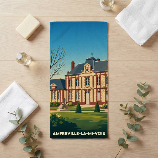 Serviette de bain souvenir de la ville d'Amfreville-la-Mi-Voie avec une illustration stylisée de sa mairie.