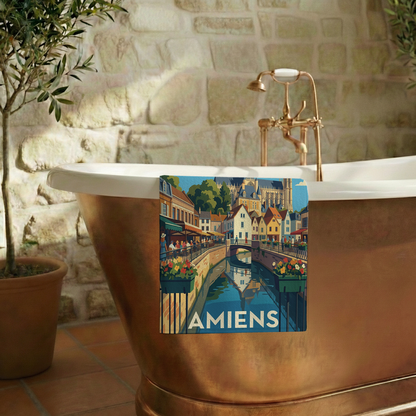Serviette de bain souvenir de la ville d'Amiens avec une illustration stylisée.