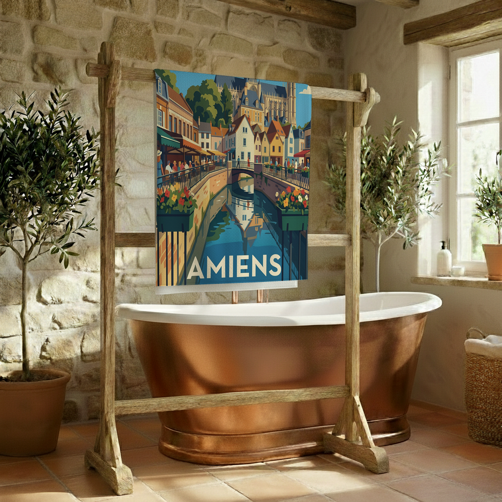 Serviette de bain souvenir de la ville d'Amiens avec une illustration stylisée de ses canaux et maisons colorées.