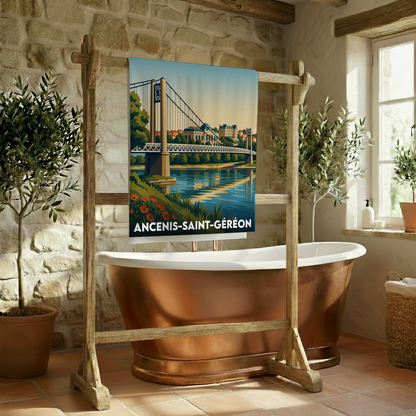 Serviette de bain souvenir de la ville d'Ancenis-Saint-Géréon avec une illustration stylisée de son pont suspendu.