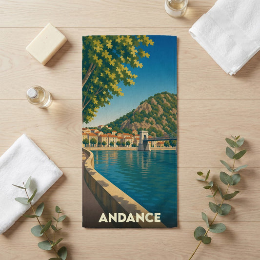 Serviette de bain souvenir de la ville d'Andance avec une illustration stylisée de son pont et des bords du Rhône.