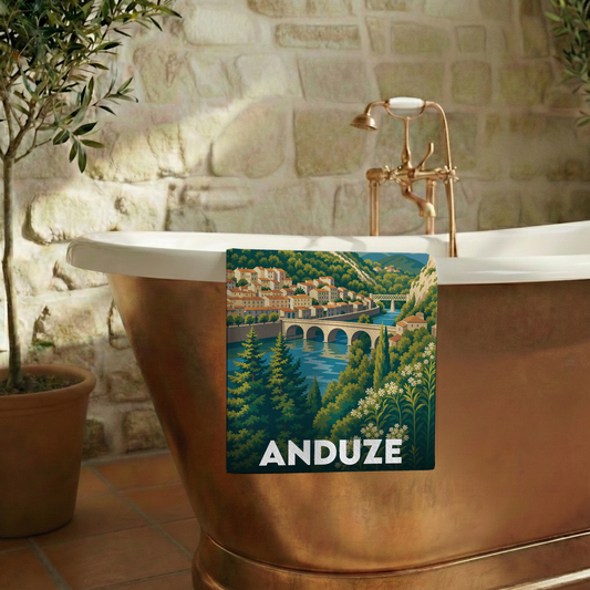 Serviette de bain souvenir de la ville d'Anduze avec une illustration stylisée.