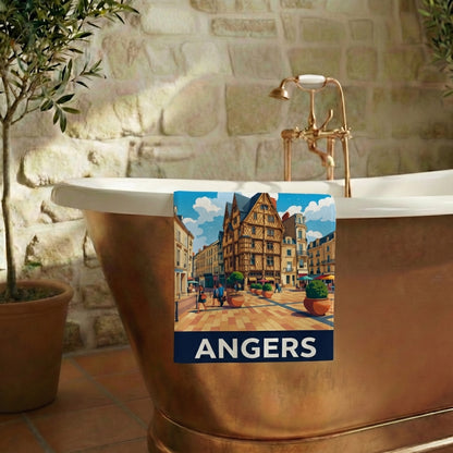 Serviette de bain souvenir de la ville d'Angers avec une illustration stylisée de son architecture historique.