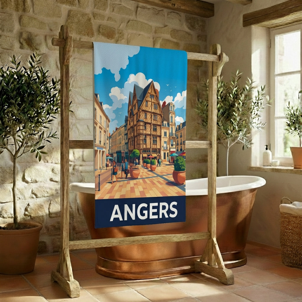 Serviette de bain souvenir de la ville d'Angers avec une illustration stylisée de son centre historique.