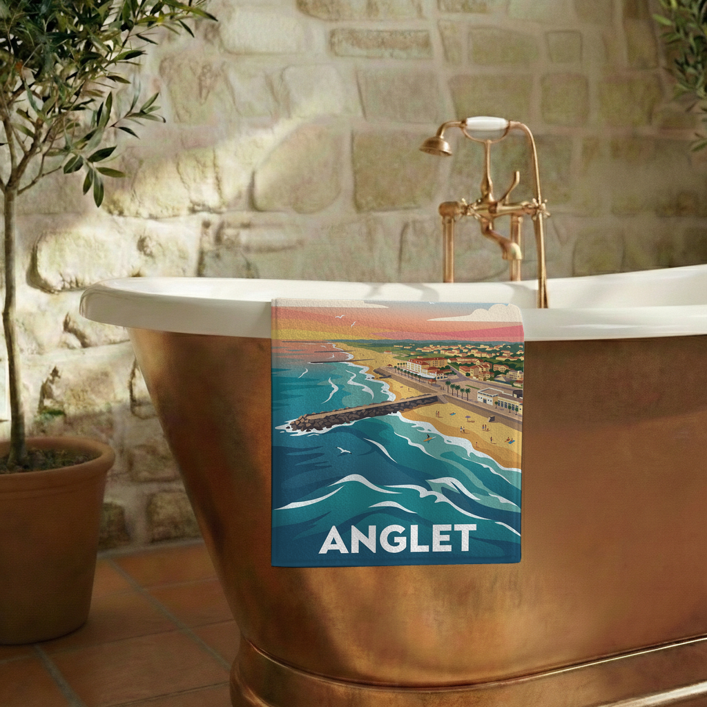 Serviette de bain souvenir de la ville d'Anglet avec une illustration stylisée de son front de mer.