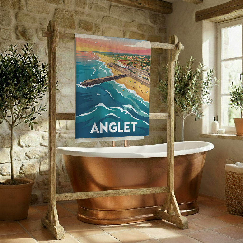 Serviette de bain souvenir de la ville d'Anglet avec une illustration stylisée de son littoral.