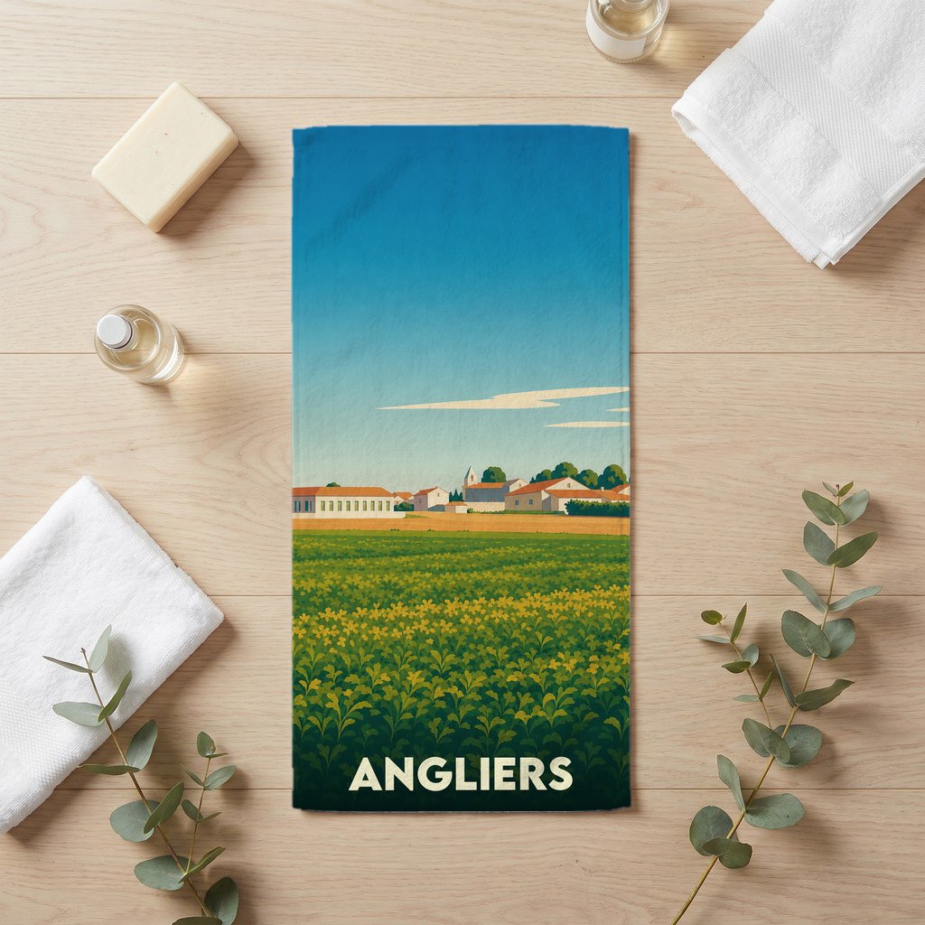 Serviette de bain souvenir de la ville d'Angliers avec une illustration stylisée de champs et du village.