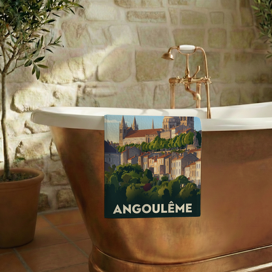 Serviette de bain souvenir de la ville d'Angoulême avec une illustration stylisée.