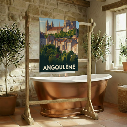 Serviette de bain souvenir de la ville d'Angoulême avec une illustration stylisée.