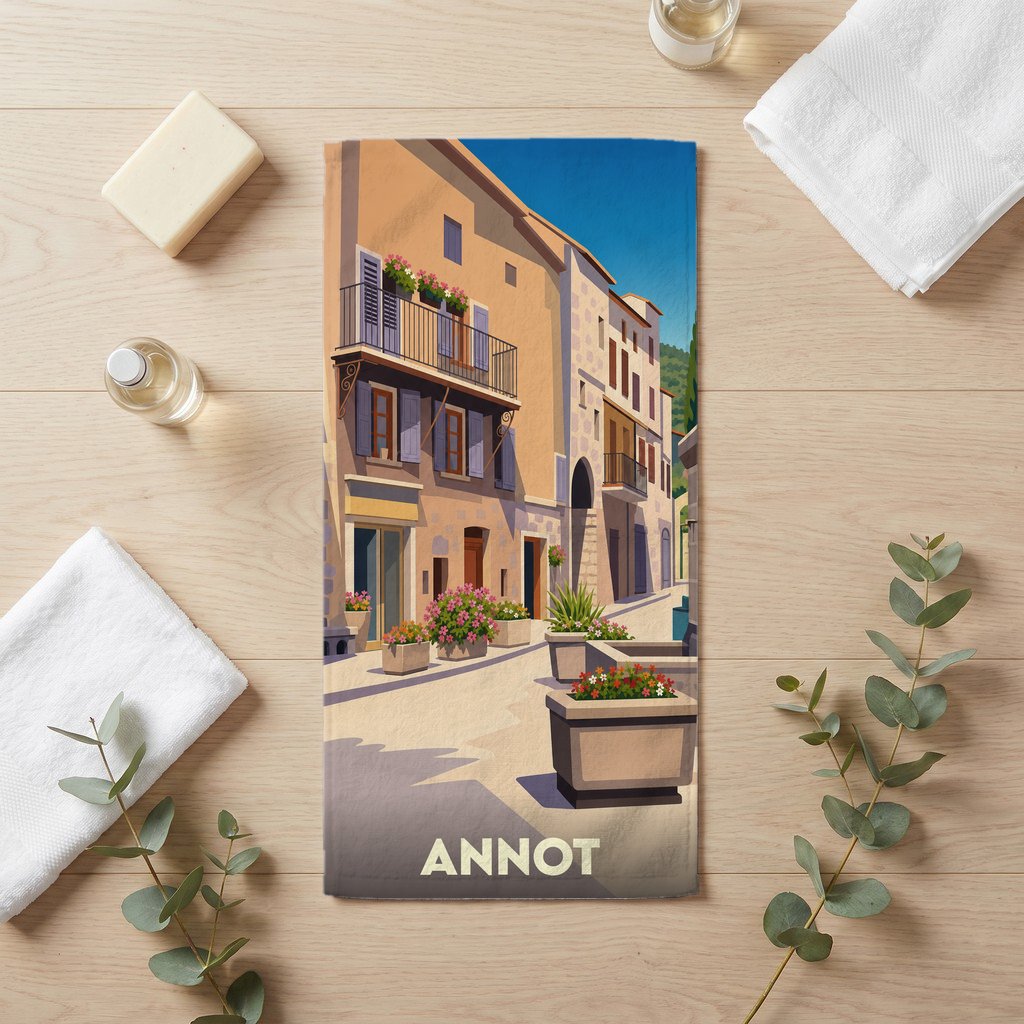 Serviette de bain souvenir de la ville d'Annot avec une illustration stylisée d'une rue provençale.