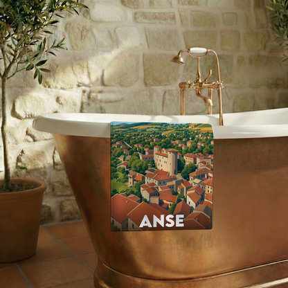 Serviette de bain souvenir de la ville de Anse avec une illustration stylisée d'un paysage urbain.