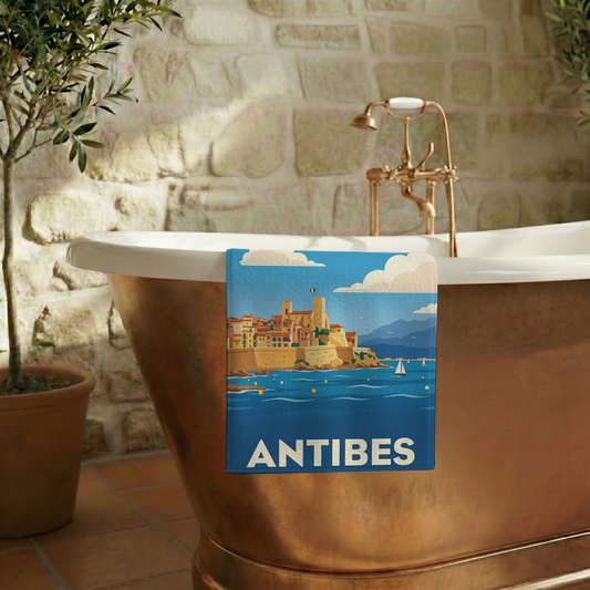 Serviette de bain souvenir de la ville d'Antibes avec une illustration stylisée du bord de mer.