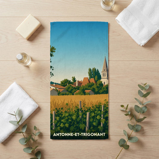 Serviette de bain souvenir de la ville d'Antonne-et-Trigonant avec une illustration stylisée de son paysage et de son église.
