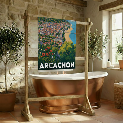 Serviette de bain souvenir de la ville d'Arcachon avec une illustration stylisée de son bord de mer.