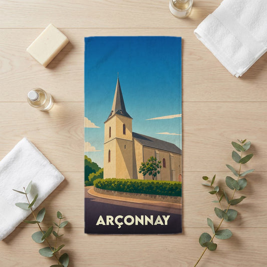 Serviette de bain souvenir de la ville d'Arçonnay ornée d'une illustration stylisée de son église.