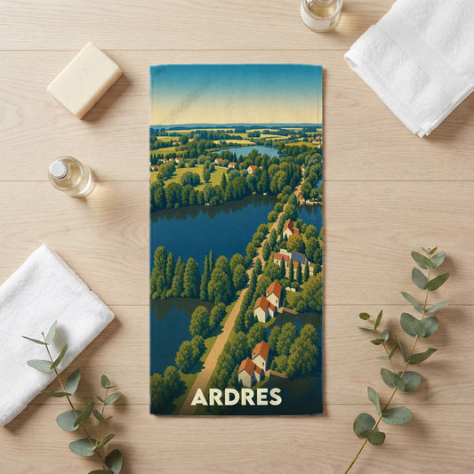 Serviette de bain souvenir de la ville d'Ardres avec une illustration stylisée d'un paysage de lacs et de forêts.