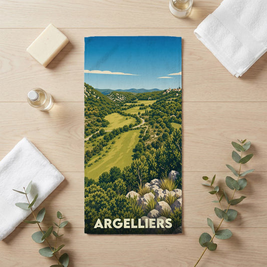 Serviette de bain souvenir de la ville d'Argelliers avec une illustration stylisée d'un paysage de garrigue.