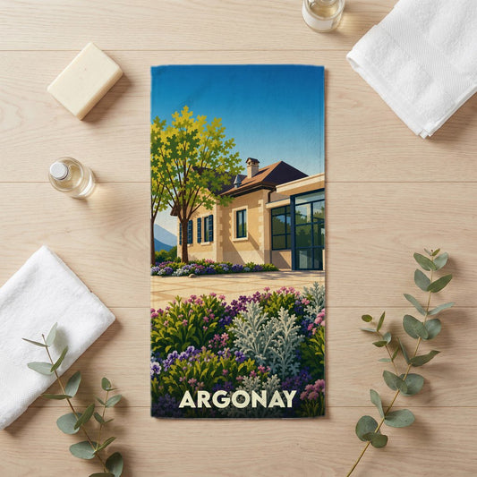 Serviette de bain souvenir de la ville d'Argonay avec une illustration stylisée d'une maison fleurie.
