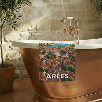 Serviette de bain souvenir de la ville d'Arles avec une illustration stylisée de ses arènes.