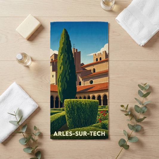 Serviette de bain souvenir de la ville d'Arles-sur-Tech ornée d'une illustration stylisée de l'abbaye.