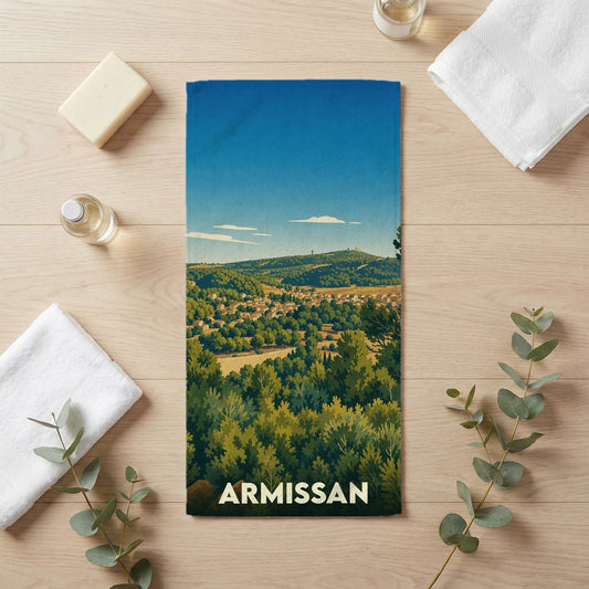 Serviette de bain souvenir de la ville d'Armissan avec une illustration de paysage de style affiche de voyage.