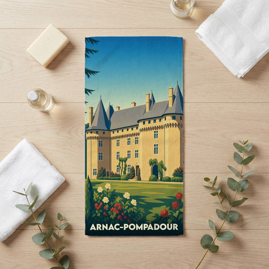 Serviette de bain souvenir de la ville de Arnac-Pompadour avec une illustration stylisée de son château.