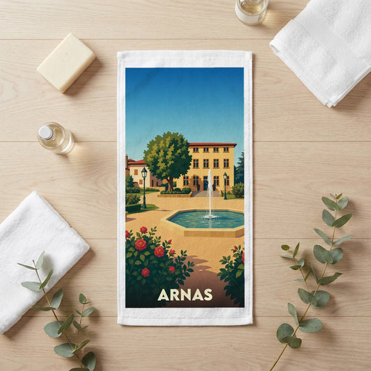 Serviette de bain souvenir de la ville d'Arnas avec une illustration stylisée d'une place ensoleillée.