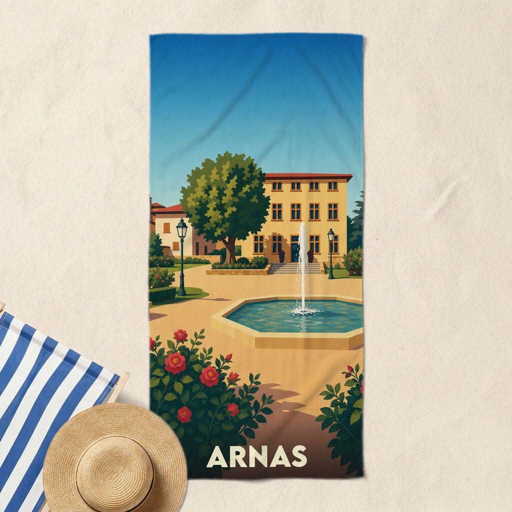 Serviette de bain souvenir de la ville d'Arnas illustrée d'une place ensoleillée avec une fontaine et un bâtiment de style provençal.