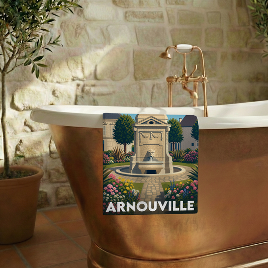 Serviette de bain souvenir de la ville d'Arnouville avec une illustration stylisée d'une fontaine dans un jardin.