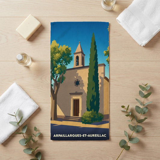 Serviette de bain souvenir de la ville d'Arpaillargues-et-Aureillac avec une illustration stylisée de son église.