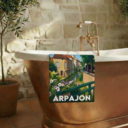 Serviette de bain souvenir de la ville d'Arpajon avec une illustration stylisée.