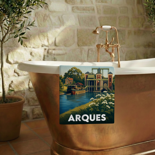 Serviette de bain souvenir de la ville d'Arques avec une illustration stylisée d'un canal et d'un ascenseur à bateaux.