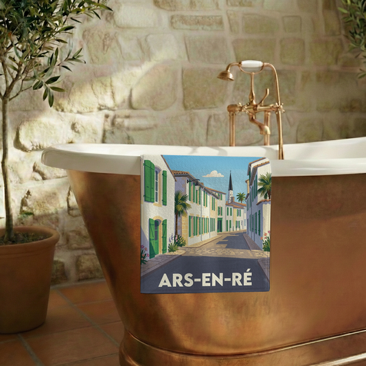Serviette de bain souvenir de la ville d'Ars-en-Ré avec une illustration stylisée de ses ruelles.