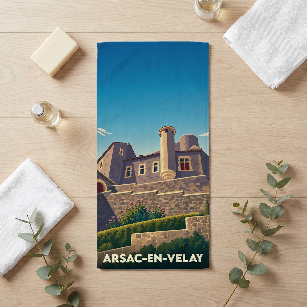 Serviette de bain souvenir de la ville d'Arsac-en-Velay avec une illustration stylisée de son château.