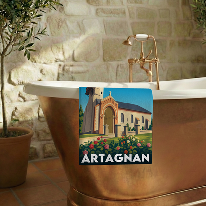 Serviette de bain souvenir de la ville d'Artagnan avec une illustration stylisée.