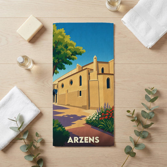 Serviette de bain souvenir de la ville d'Arzens avec une illustration stylisée.