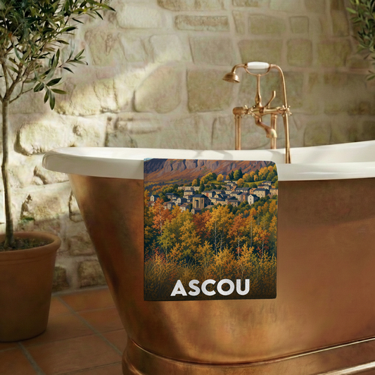 Serviette de bain souvenir de la ville d'Ascou avec une illustration stylisée.