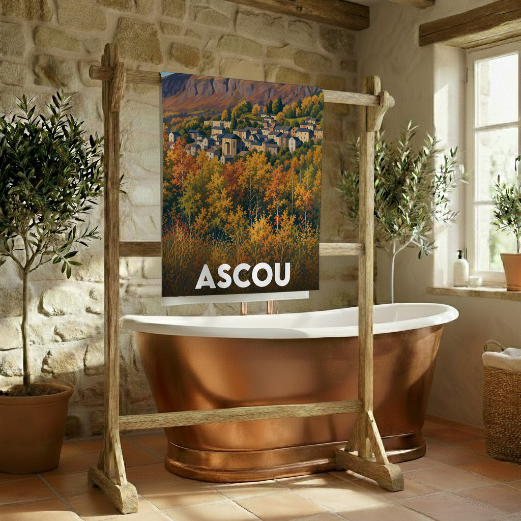 Serviette de bain souvenir de la ville d'Ascou avec une illustration stylisée d'un village en automne.