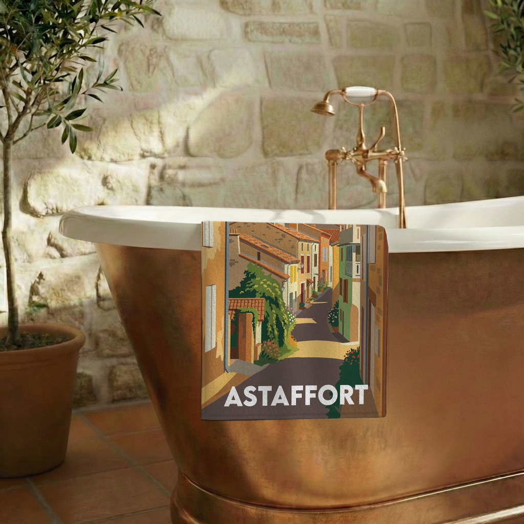 Serviette de bain souvenir de la ville d'Astaffort avec une illustration stylisée.
