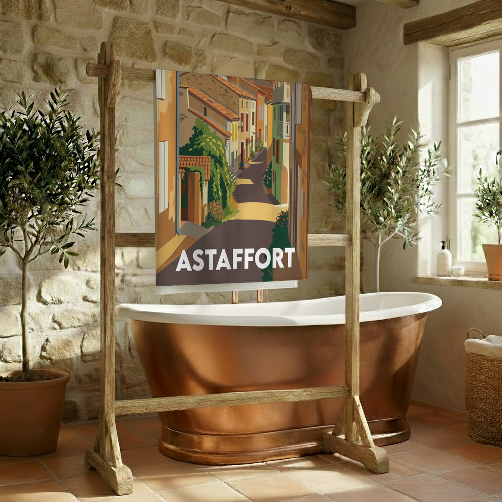 Serviette de bain souvenir de la ville d'Astaffort avec une illustration stylisée.