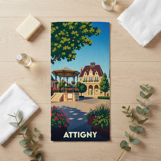 Serviette de bain souvenir de la ville d'Attigny avec une illustration stylisée d'une place arborée.