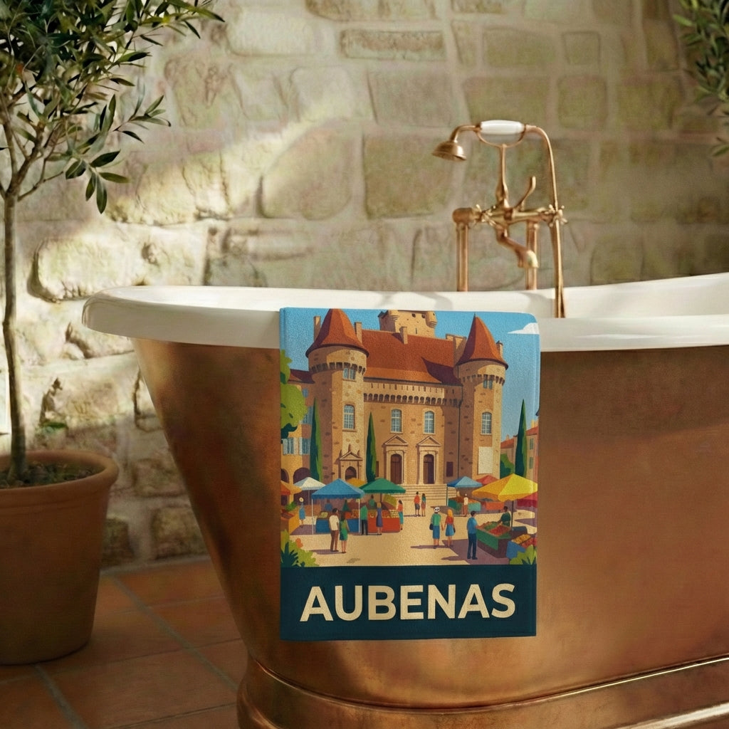 Serviette de bain souvenir de la ville d'Aubenas avec une illustration stylisée de son château et d'un marché.