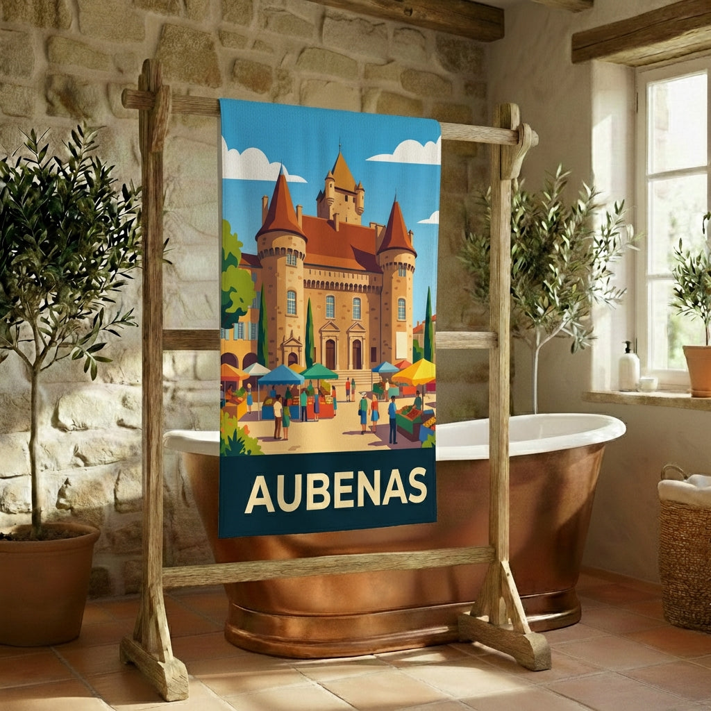 Serviette de bain souvenir de la ville d'Aubenas avec une illustration stylisée de son château et de son marché.