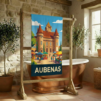 Serviette de bain souvenir de la ville d'Aubenas avec une illustration stylisée de son château et de son marché.