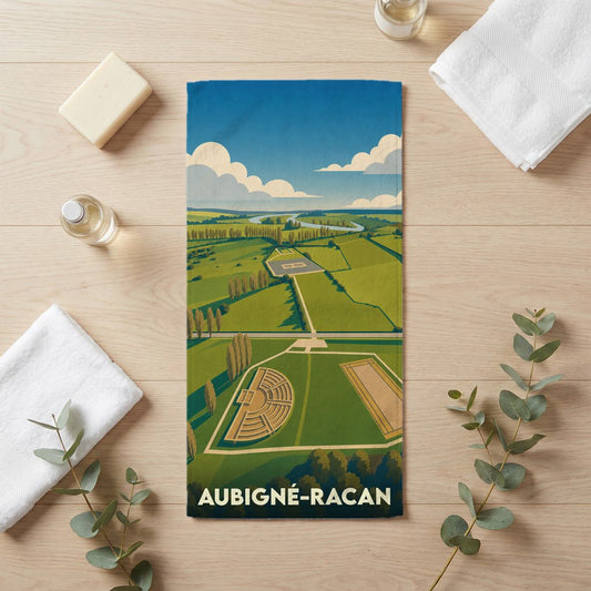 Serviette de bain souvenir de la ville d'Aubigné-Racan avec une illustration stylisée d'un paysage de campagne et d'un théâtre antique.
