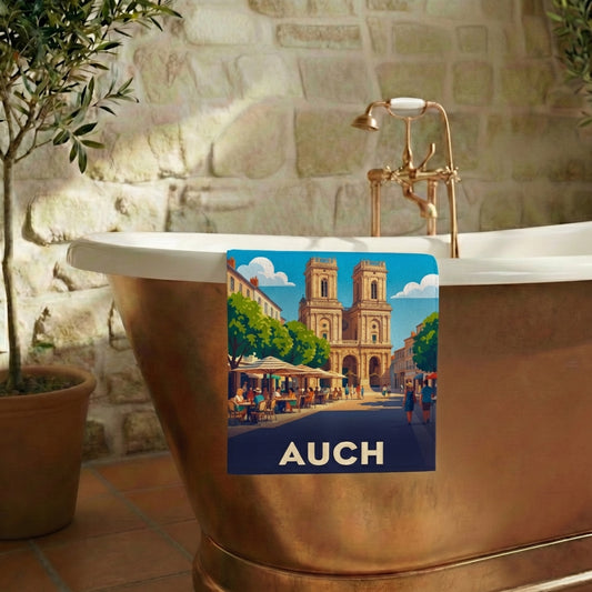 Serviette de bain souvenir de la ville d'Auch avec une illustration stylisée de sa cathédrale et d'une place animée.