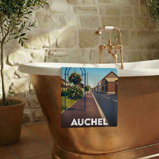 Serviette de bain souvenir de la ville d'Auchel avec une illustration stylisée.