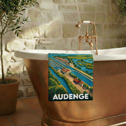 Serviette de bain souvenir de la ville d'Audenge illustrée par un paysage côtier stylisé.
