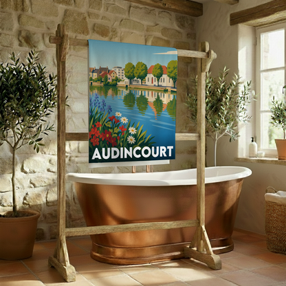 Serviette de bain souvenir de la ville d'Audincourt avec une illustration stylisée de son paysage au bord de l'eau.