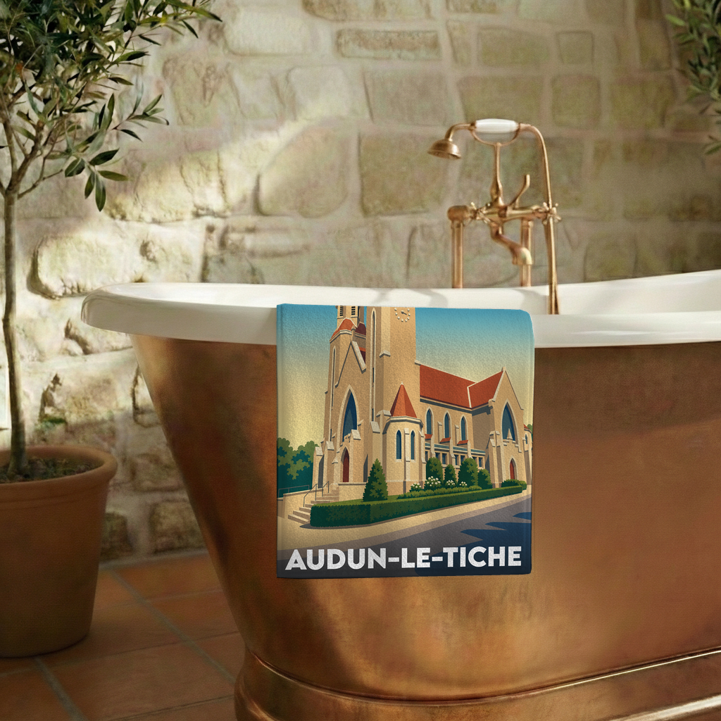 Serviette de bain souvenir de la ville d'Audun-le-Tiche avec une illustration stylisée de son église.